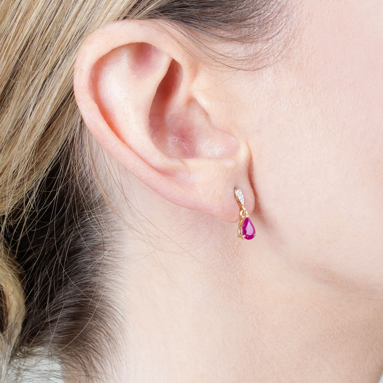 Boucles d'Oreilles Pendantes Classique Or Jaune 375 Rubis Poire et Diamant