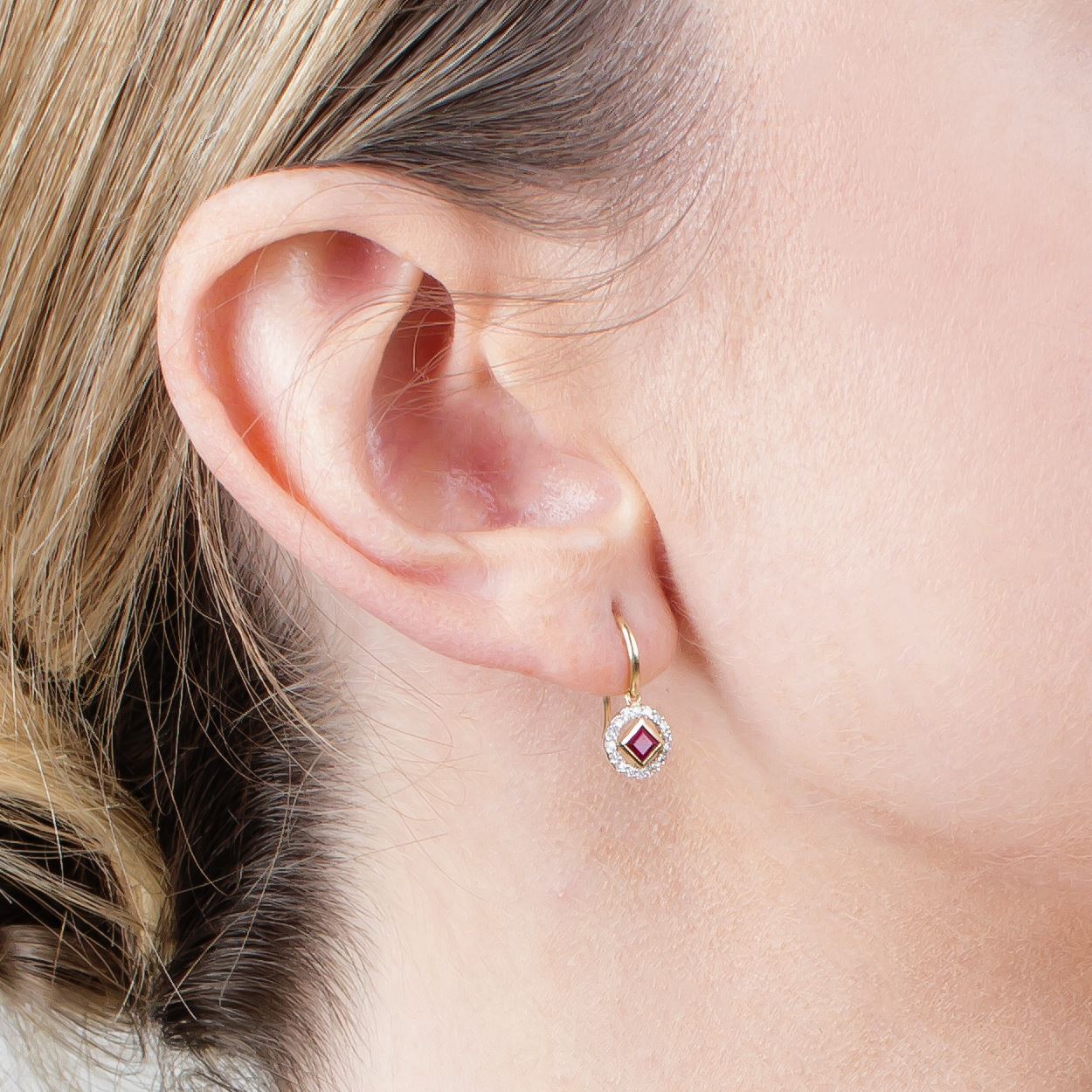 Boucles d'Oreilles Pendantes Classique Or Jaune 375 Rubis Carré et Diamant Style Halo