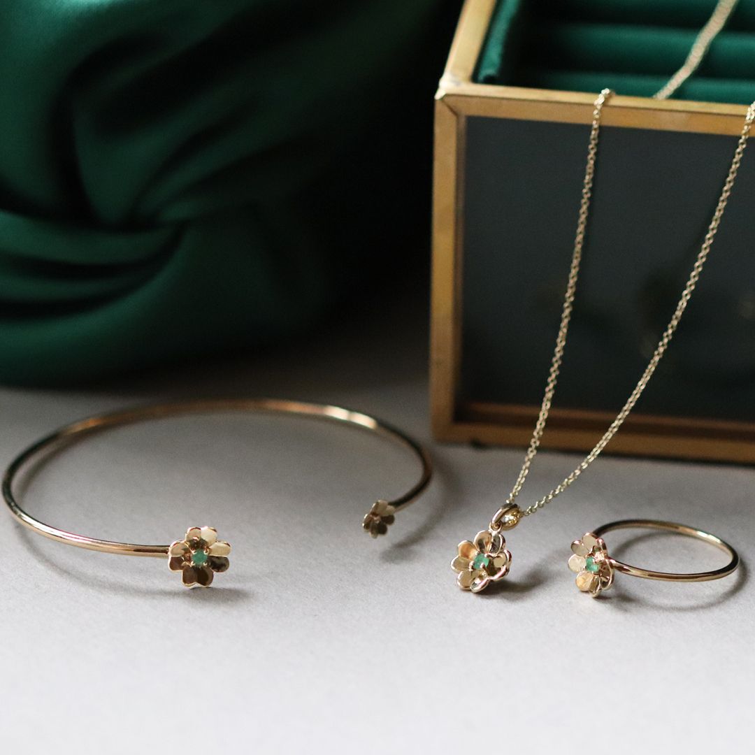 Boucles d'Oreilles Créoles Gardenia Trèfle avec Emeraude