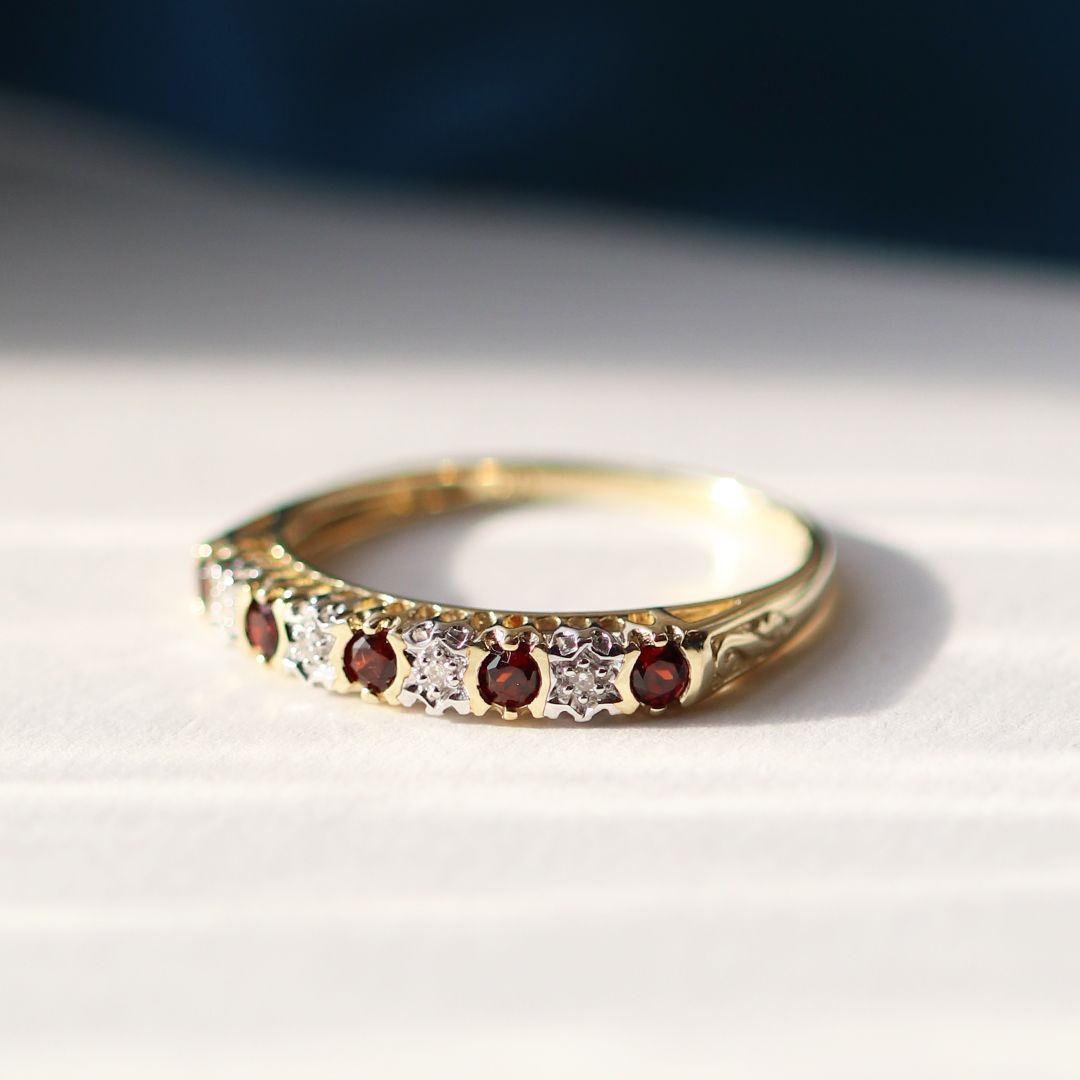 Bague Demi-Eternité en Or Jaune 9ct avec Grenats et Diamants Ronds