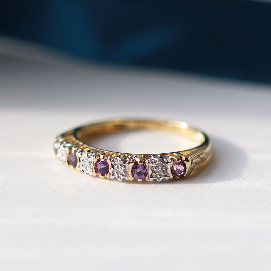 Bague Demi-Eternité en Or Jaune 9ct avec Améthystes et Diamants Ronds