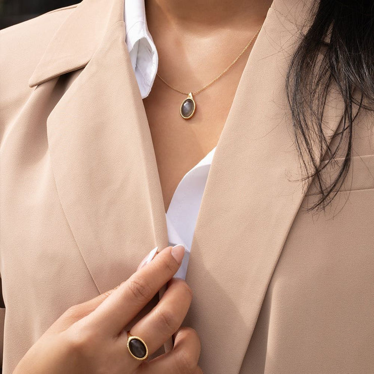 Collier pendentif Classique avec pierre de lune noire ovale en or jaune 9 carats