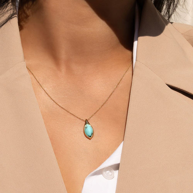 Collier pendentif classique en or jaune 9 carats avec turquoise marquise
