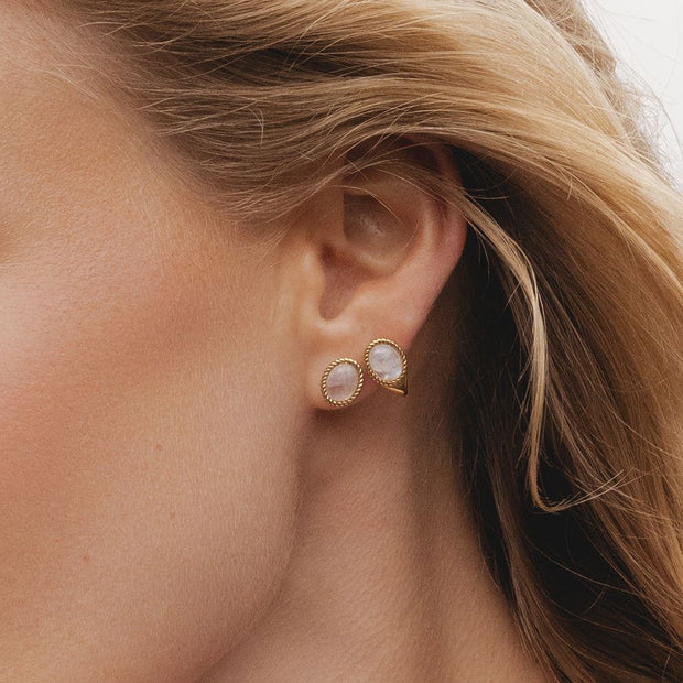 Boucles d'oreilles pendantes ovales Classique avec pierre de lune arc-en-ciel en or jaune 9 carats