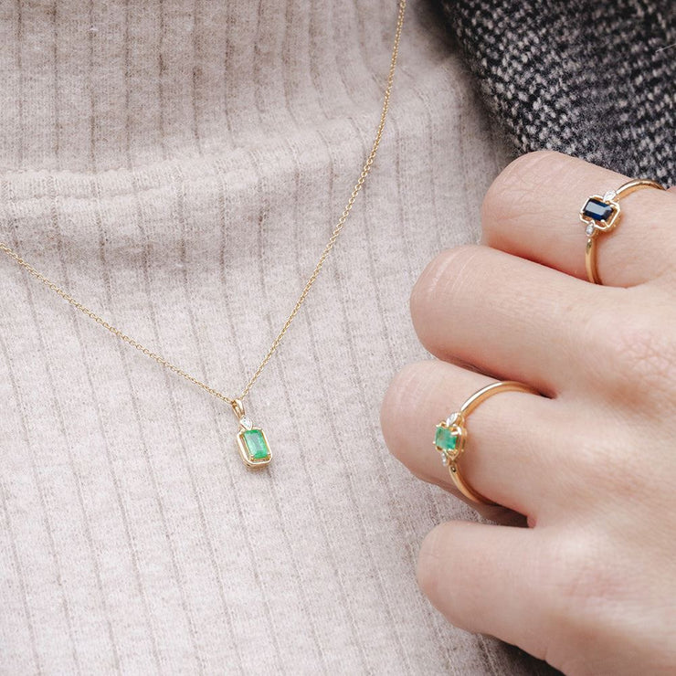Collier Pendentif Classique en Or Jaune 9ct avec Emeraude Baguette et Diamants