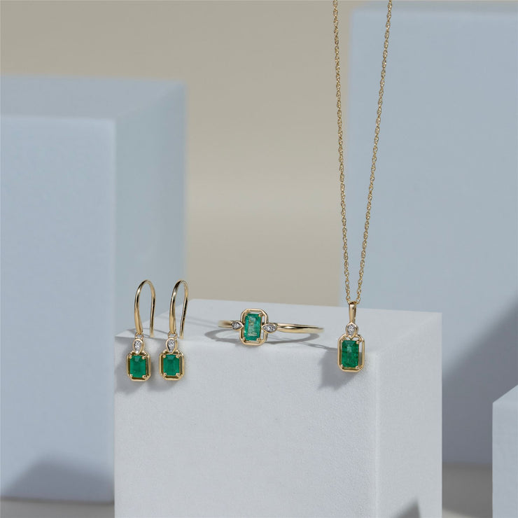 Collier Pendentif Classique en Or Jaune 9ct avec Emeraude Baguette et Diamants