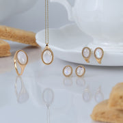 Boucles d'oreilles pendantes ovales Classique avec pierre de lune arc-en-ciel en or jaune 9 carats