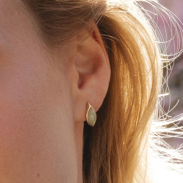 Boucles d'oreilles Clou Classique avec jadéite verte marquise en or jaune 9 carats
